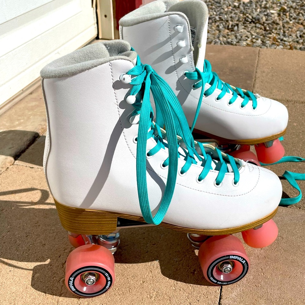 Classic White Rollerskates withh Pink Wheels and Teal Laces Size 10